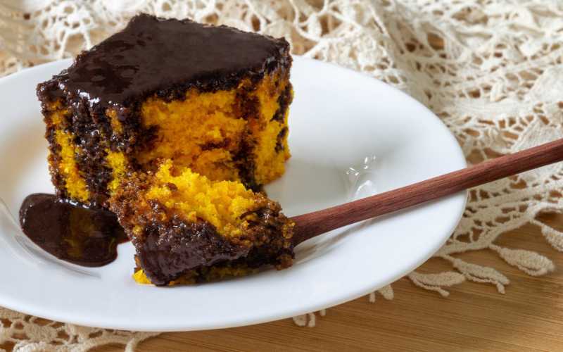 Bolo de cenoura com cobertura de chocolate